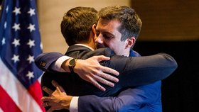 Demokratický kandidát o Bílý dům Pete Buttigieg vzdal boj o Bílý dům. Ve své kampani se netajil svou homosexuální orientací. Podporoval ho i jeho manžel Chasten Buttigieg