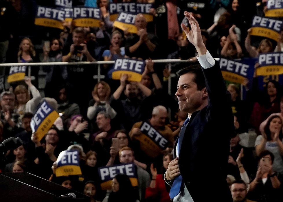 Pete Buttigieg oznámil, že odstupuje ze souboje o demokratickou nominaci na šéfa Bílého domu. Buttigieg to sdělil svým příznivcům ve městě South Bend v Indianě, kde dříve zastával funkci starosty