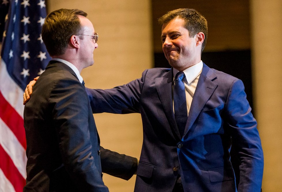 Demokratický kandidát o Bílý dům Pete Buttigieg vzdal boj o Bílý dům. Ve své kampani se netajil svou homosexuální orientací. Podporoval ho i jeho manžel Chasten Buttigieg