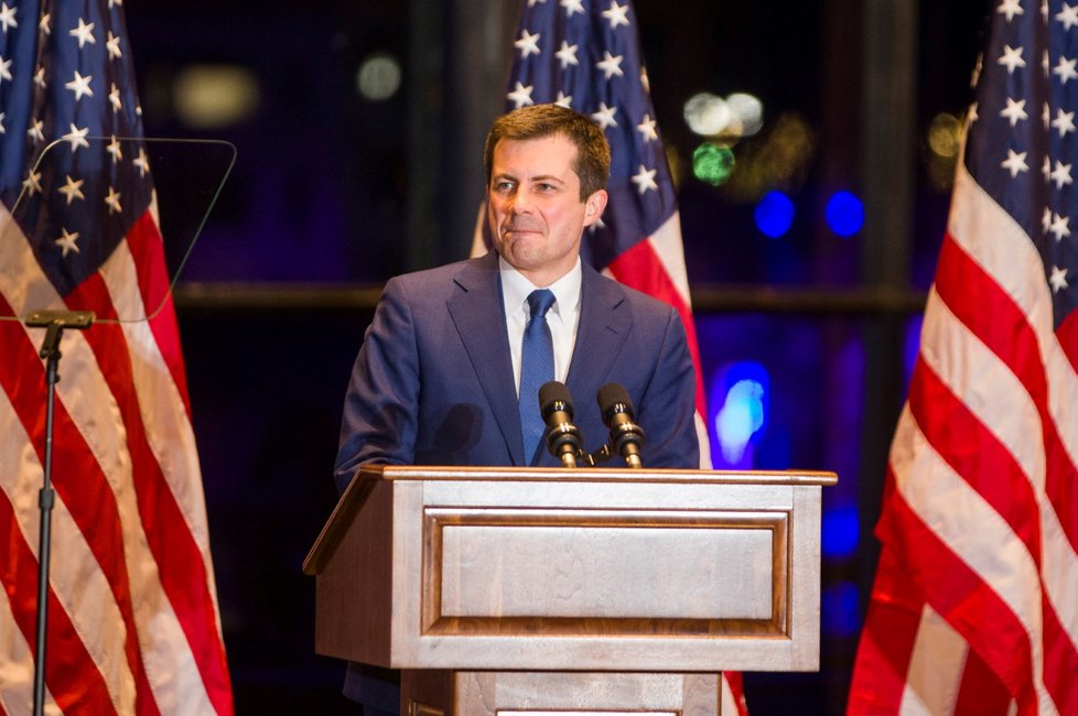 Pete Buttigieg oznámil, že odstupuje ze souboje o demokratickou nominaci na šéfa Bílého domu. Buttigieg to sdělil svým příznivcům ve městě South Bend v Indianě, kde dříve zastával funkci starosty