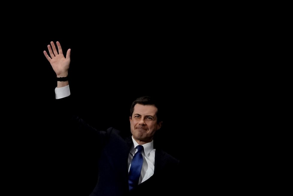 Pete Buttigieg oznámil, že odstupuje ze souboje o demokratickou nominaci na šéfa Bílého domu. Buttigieg to sdělil svým příznivcům ve městě South Bend v Indianě, kde dříve zastával funkci starosty