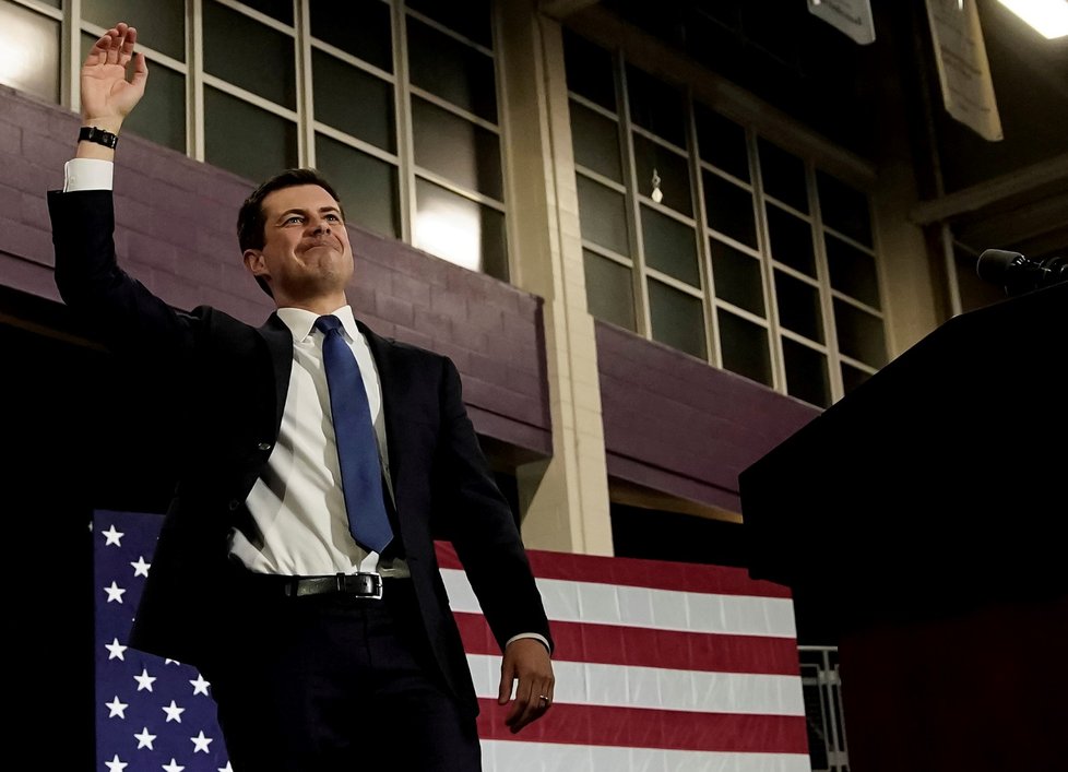 Pete Buttigieg oznámil, že odstupuje ze souboje o demokratickou nominaci na šéfa Bílého domu. Buttigieg to sdělil svým příznivcům ve městě South Bend v Indianě, kde dříve zastával funkci starosty