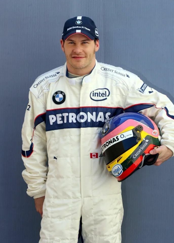 Bývalý jezdec Formule 1 Jacques Villeneuve, kterému The Icon původně patřil