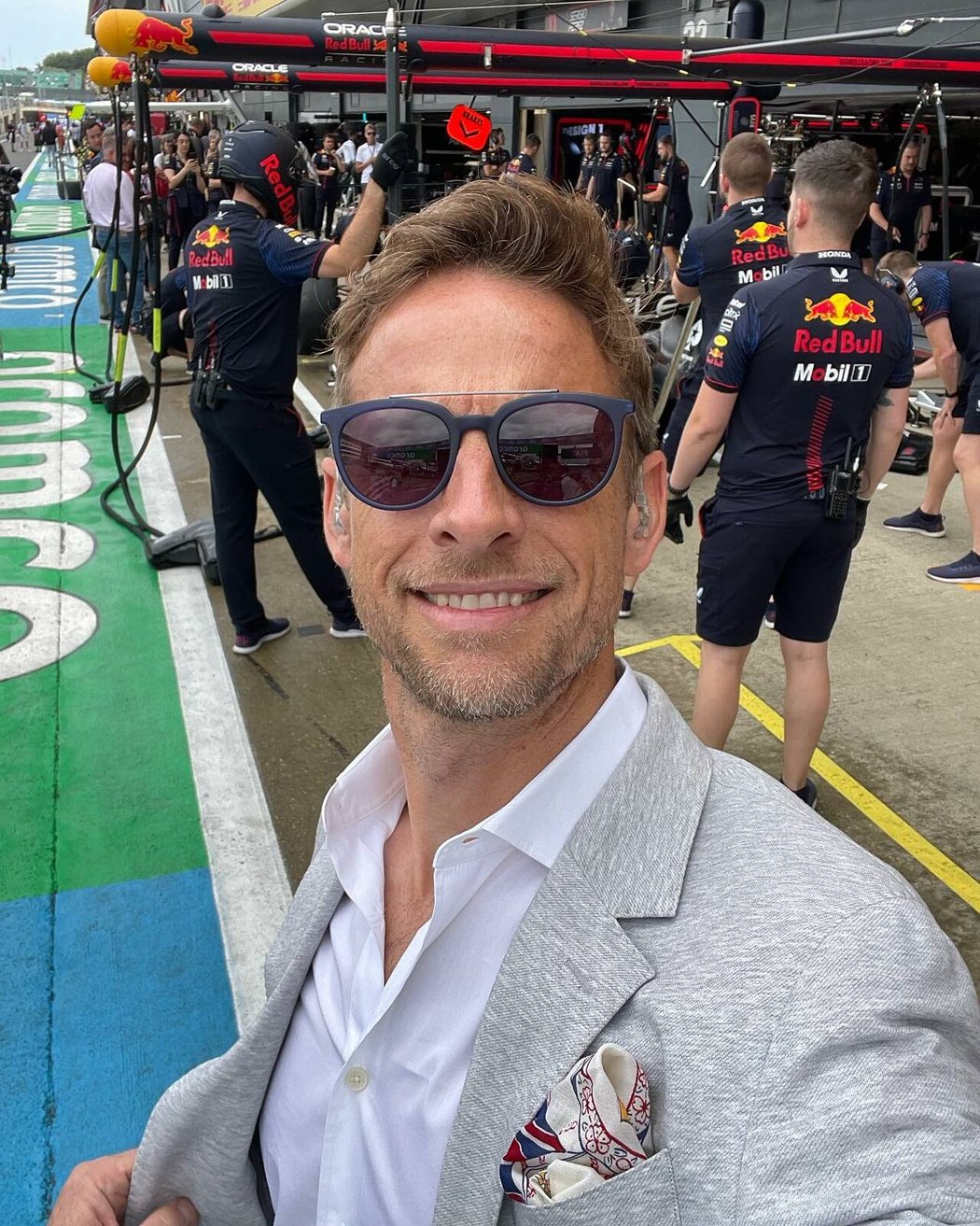 Bývalý automobilový jezdec Jenson Button prodává svůj luxusní obytný vůz