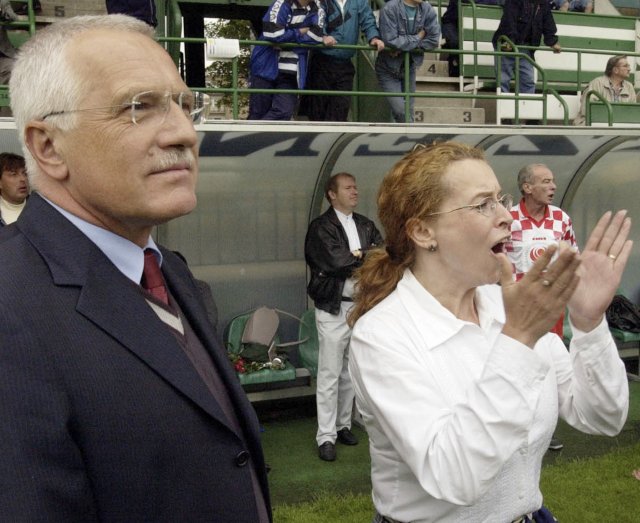 Václav Klaus a Petra Buzková sledují v roce 2002 fotbalové utkání mezi týmy ODS a ČSSD.