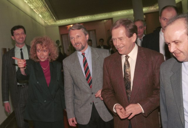 Václav Havel jako kandidát na prezidenta se sešel zkraje roku 1993 se zástupci poslaneckého klubu ČSSD. Na snímku Petra Buzková a prezidentův mluvčí Ladislav Špaček.