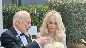 Buzz Aldrin a Anka Faurová se vzali v Los Angeles.