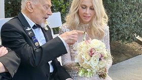 Buzz Aldrin a Anka Faurová se vzali v Los Angeles.