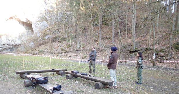 Okolí Býčí skály v Moravském krasu hlídají kvůli hnízdišti sokola stěhovavého členové Stráže přírody. Mají oprávnění udělovat pokuty těm, kdo vkročí do zakázaného prostoru.