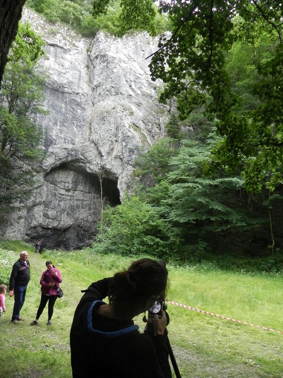 Turisticky vyhledávanou jeskynní svatyni si lze na jaře prohlédnout jedině z povzdálí.