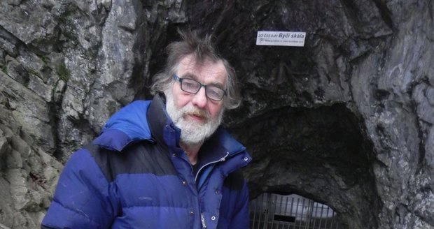 Speleolog Jiří Svozil před vstupem do Býčí skály. Tento prostor je nyní až do poloviny června kvůli hnízdícím dravcům v okolí veřejnosti nepřístupný.