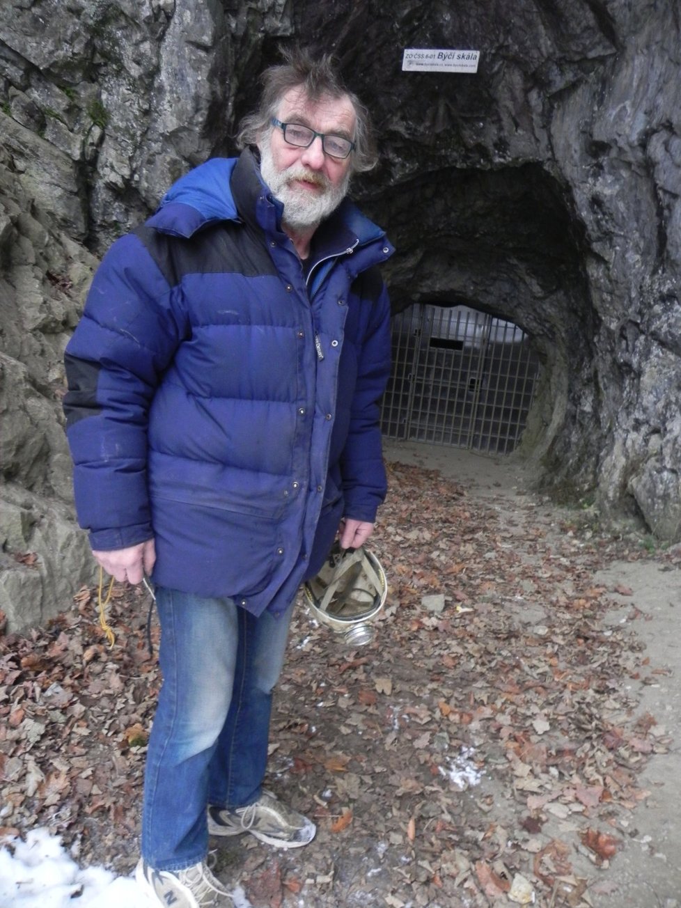 Speleolog Jiří Svozil před vstupem do Býčí skály. Jeskynní komplex se veřejnosti otevře jen na tři víkendy na konci června a začátku července.