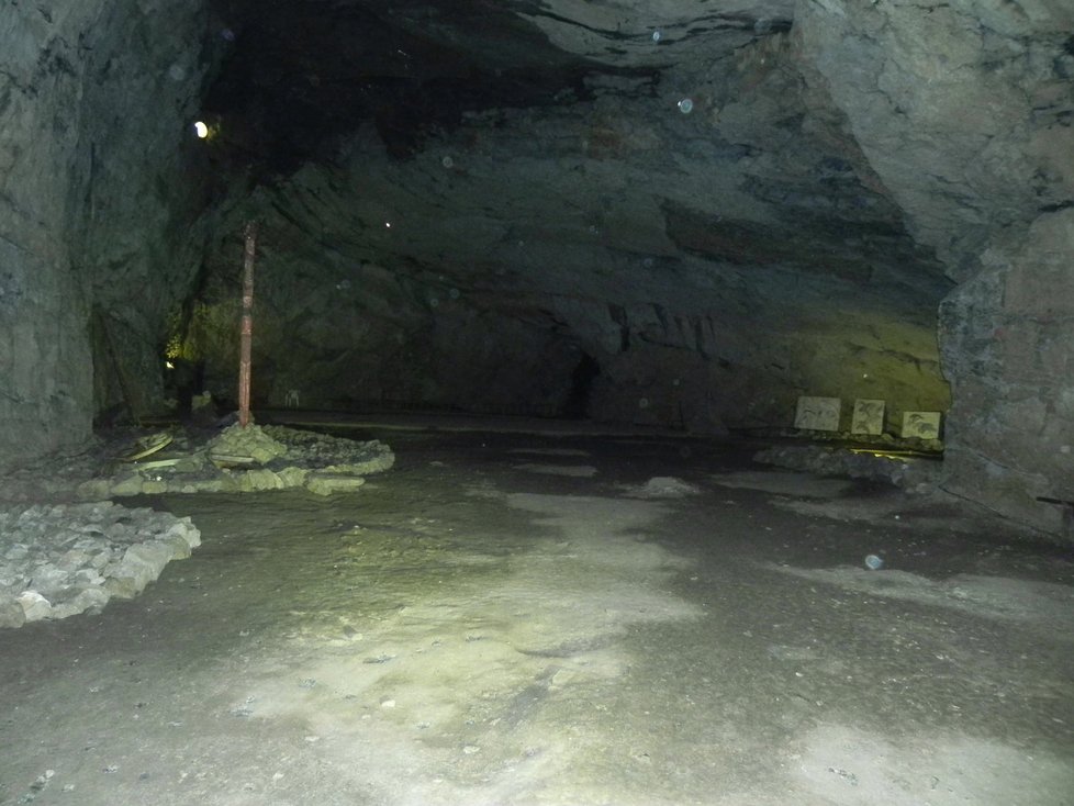 Jeskynní komplex Býčí skála i samotný přístup k němu je pro veřejnost až do poloviny června uzavřený.