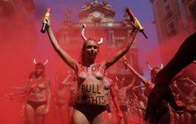 Býčí slavnosti v Pamploně provázejí protesty: Nahá prsa a krev z prášku!