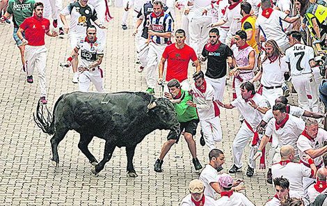 Američana býk bodl do zad a musel být operován.