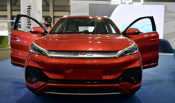 Čínské elektromobily BYD míří do Evropy. Firma plánuje na starém kontinentu také vyrábět