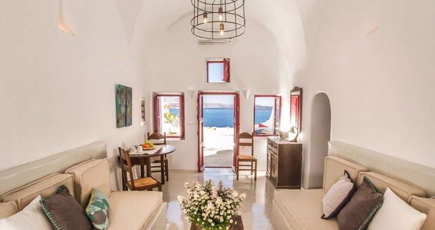 Takhle to vypadá v luxusní vile na Santorini, která je na 2. místě