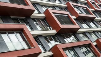 Ceny bytů v některých městech začaly klesat, stoupá počet bytů a domů k prodeji