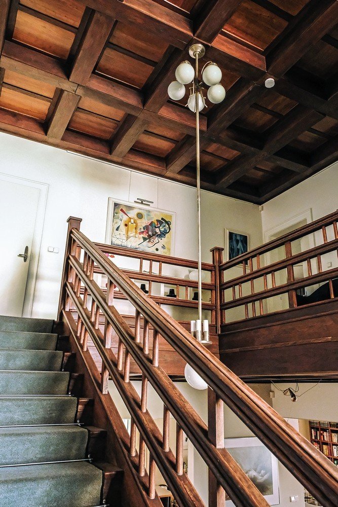 Původní schodiště a stropy dodávají prostoru příjemnou atmosféru