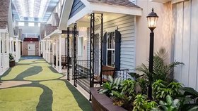 Domov pro seniory překvapí útulným designem, který evokuje tradiční domky s verandou
