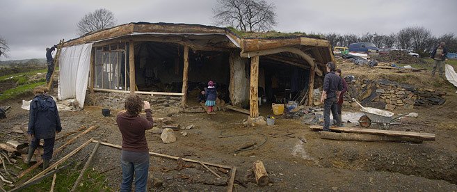 Při stavbě druhého domu už přiložilo ruku k dílu spoustu příznívců Simonova projektu.