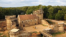 Nadšenci staví středověký hrad výhradně metodami, které byly známé na začátku 13. století