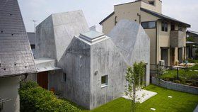 Rodinný dům připomíná ježka z betonu