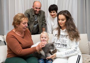 Babička, která sama vychovává tříletou vnučku, spolu s designery a moderátorkou Ivou Kubelkovou