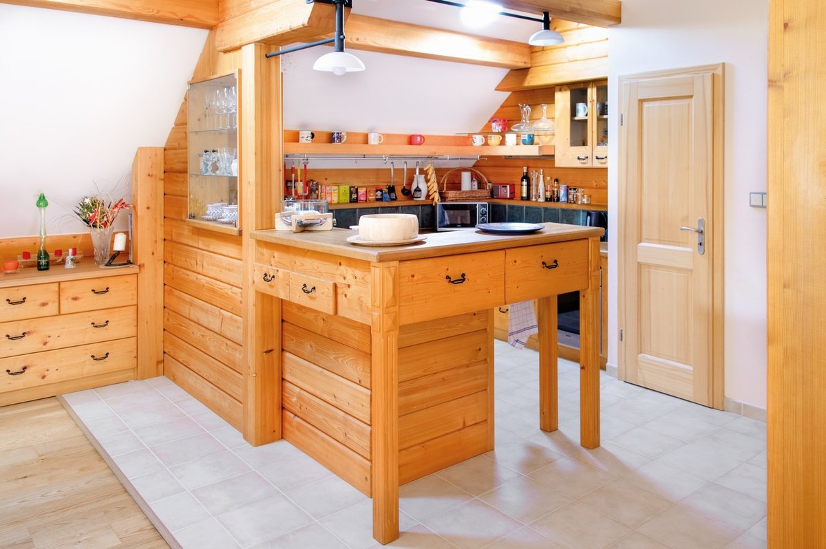 Ani kuchyň se nevymyká celkovému stylu, její menší verze jsou pak v apartmánech penzionu.