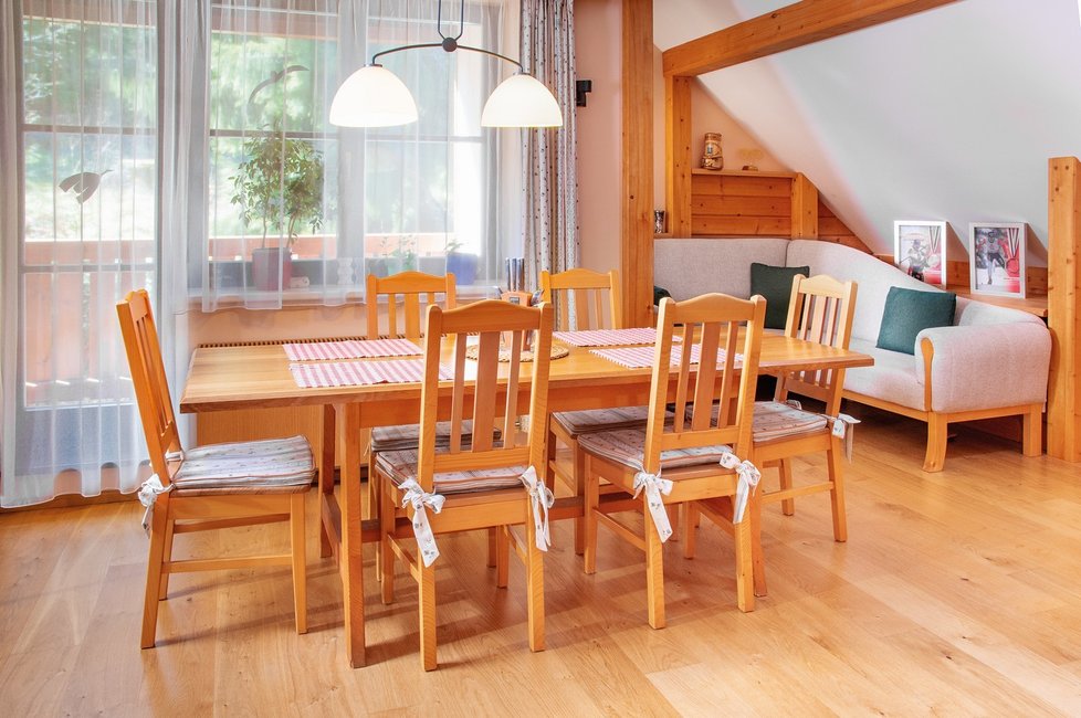 Vše v interiéru je sladěno ve stejné barvě dřeva, jídelní sestava pro šest osob není výjimkou.