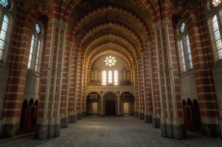Fotograf mapuje mizející krásu opuštěných kostelů
