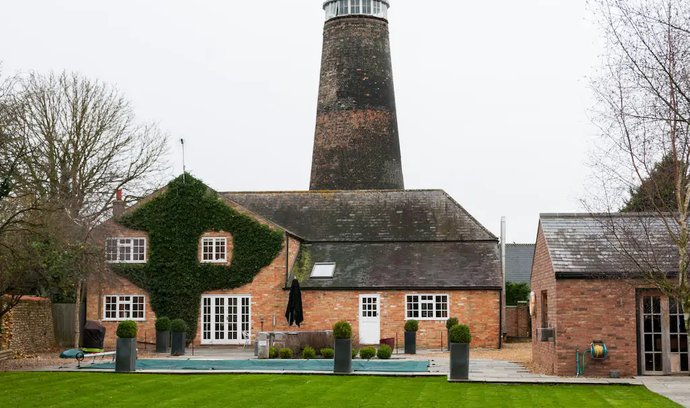 Větrný mlýn Stoke Ferry v anglickém Norfolku je chráněnou památkou, která byla zrekonstruována na moderní prázdninové sídlo. Ubytovat se tu může až 15 hostů.