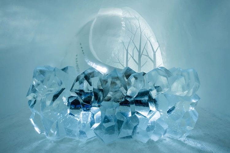 Ledová výzdoba luxusních pokojů Icehotelu poprvé vydrží po celý rok