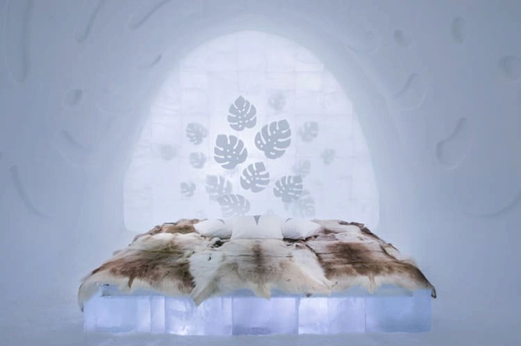Ledová výzdoba luxusních pokojů Icehotelu poprvé vydrží po celý rok