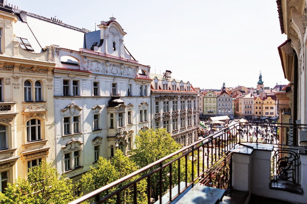 Z jídelny vedou dvoukřídlé prosklené dveře na malý balkon, odkud je úžasný pohled na Staroměstské náměstí.