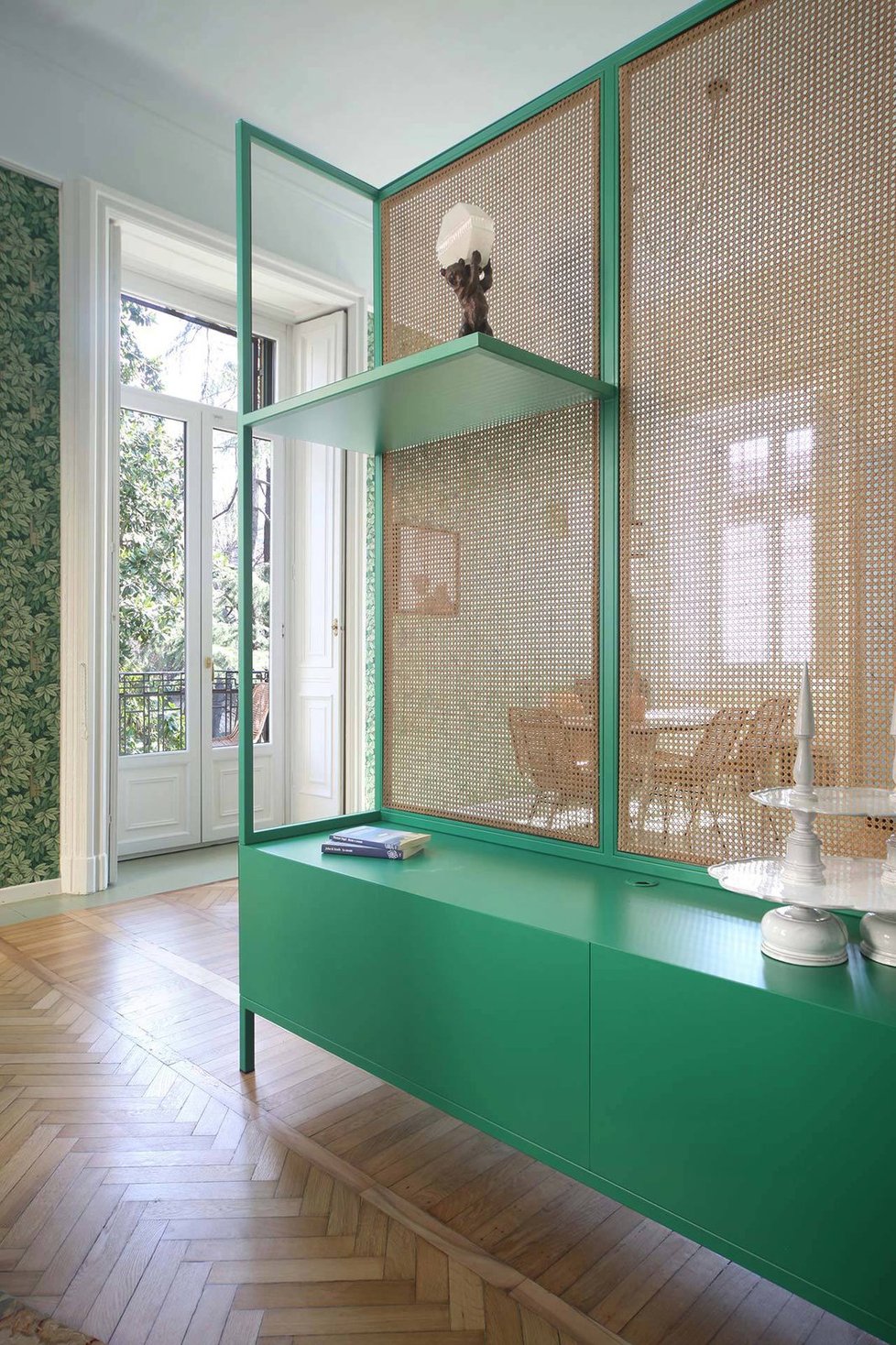 Citlivá rekonstrukce vnesla do historického apartmánu v Miláně retro design a přírodu.