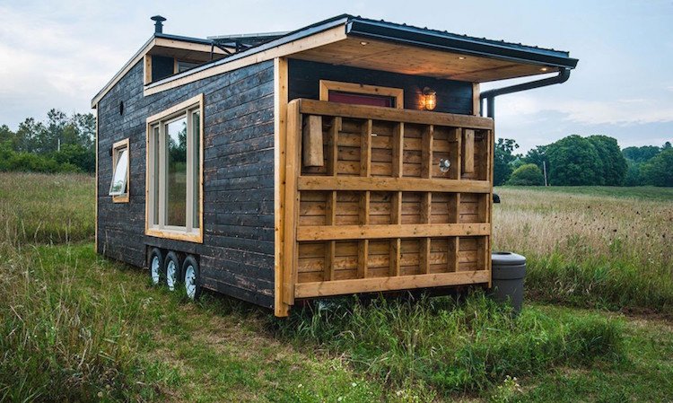 Útulný domov na kolech lze postavit z odpadků a recyklovatelmých materiálů