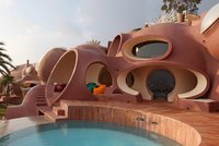 Takhle si žil návrhář Pierre Cardin! Jeho bublinový palác bere dech