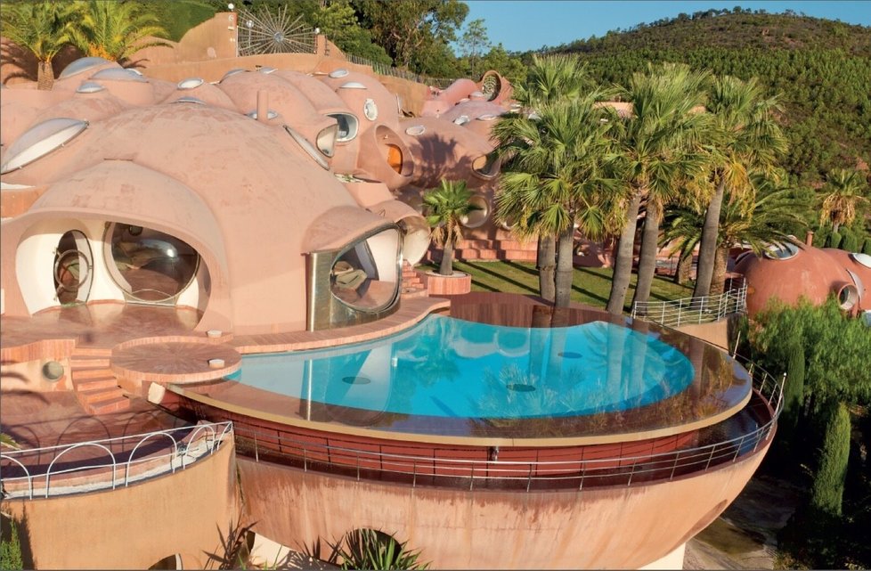 Bublinový palác návrháře Pierra Cardina je na prodej
