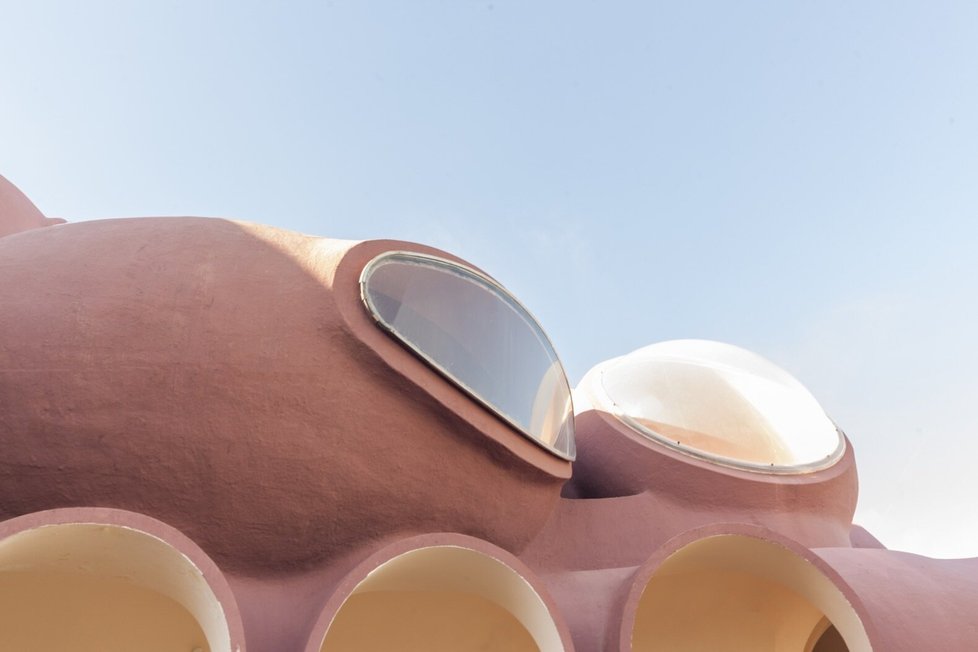Bublinový palác návrháře Pierra Cardina je na prodej