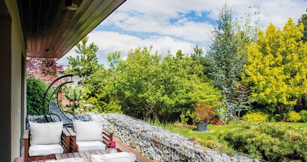 Za pěkných dní tráví rodina čas nejraději venku na terase nebo v altánu.