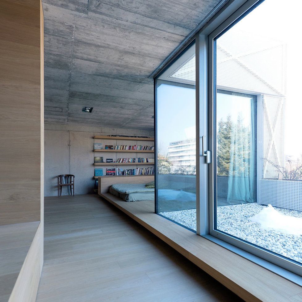 Za originální fasádou se ukrývá příjemný moderní interiér, ve kterém se snoubí dřevo a pohledový beton