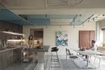 Střídmý industriální interiér ožují akcenty v pastelových barvách a drobné dekorace