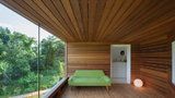 Skvělá práce s prostorem! Dřevěný dům nabízí výhledy do okolí a zároveň chrání soukromí