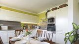 Sloučením místností v rodinném domě vznikl prostorný obývák s úžasnou kuchyní