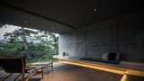 Betonová vila ukrývá zenový interiér s působivou hrou světla a stínů