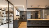 Apartmán v Barceloně zdobí šikovná řešení, přirozené světlo a černé akcenty