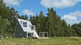 Vaření venku a noc pod hvězdami. Trojúhelníková vila pro architekta ve Švédsku překvapuje