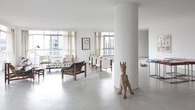 Interiér moderního apartmánu slouží jako výstavní síň pro umění a starožitnosti