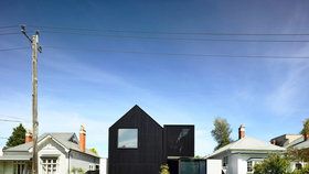 Rodinný dům se sedlovou střechou vypadá jako minimalistická skulptura